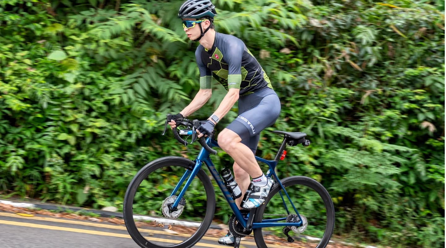 Ein Mann auf dem Fahrrad